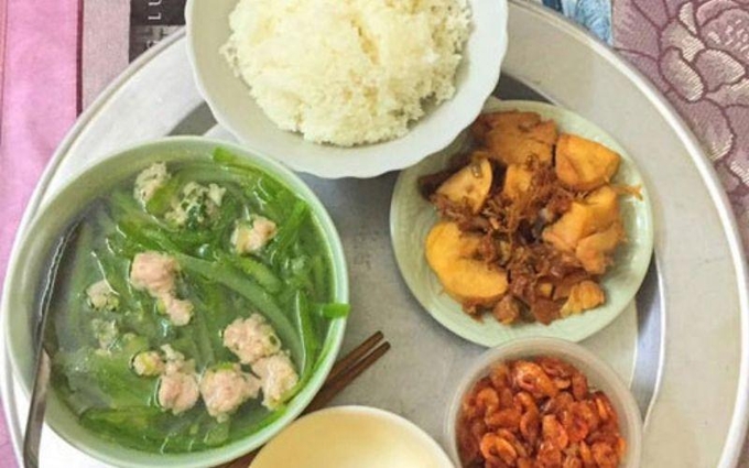 Gà kho gừng, canh bí nấu mọc viên.