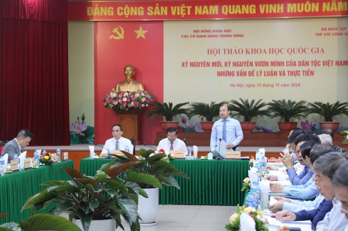 Associate Professor Dr. Le Hai Binh, Alternate Member of the Party Central Committee and Editor-in-Chief of the Communist Review, delivering a speech at the conference.