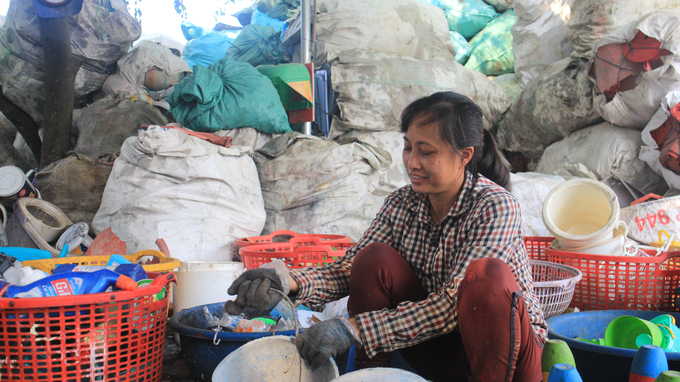 Tâm lý chủ quan cùng những dụng cụ bảo hộ thô sơ của người dân thu gom rác nhựa. Ảnh: Minh Toàn.