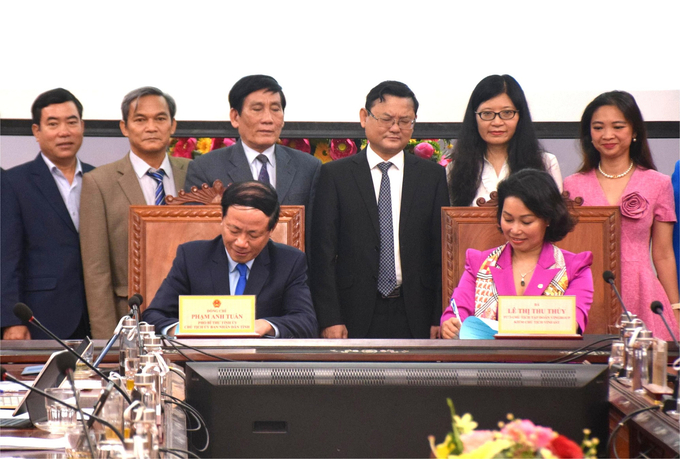 Mr. Pham Anh Tuan, Chairman of Binh Dinh Provincial People's Committee and Ms. Le Thi Thu Thuy, Vice President of Vingroup signed a memorandum of understanding on comprehensive green transformation cooperation. Photo: V.D.T.