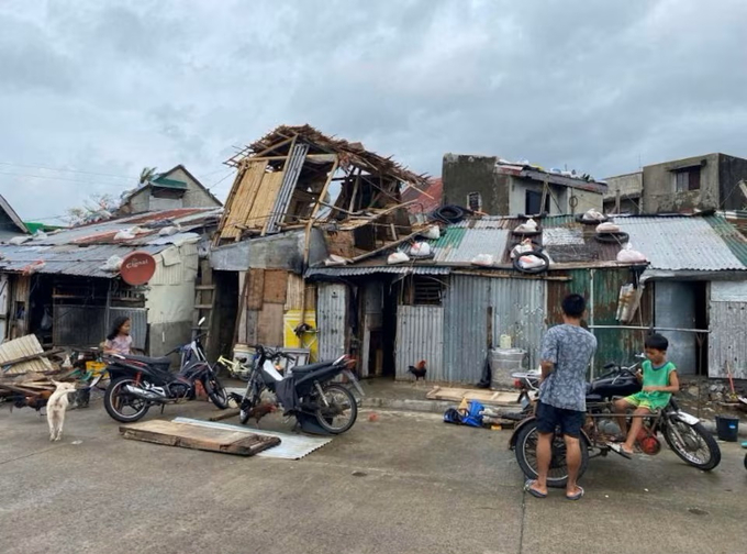 Một ngôi nhà bị hư hại sau khi siêu bão ManYi đổ bộ vào tỉnh Catanduanes, Philippines ngày 17/11. Ảnh: Hội Chữ thập đỏ Philippines.