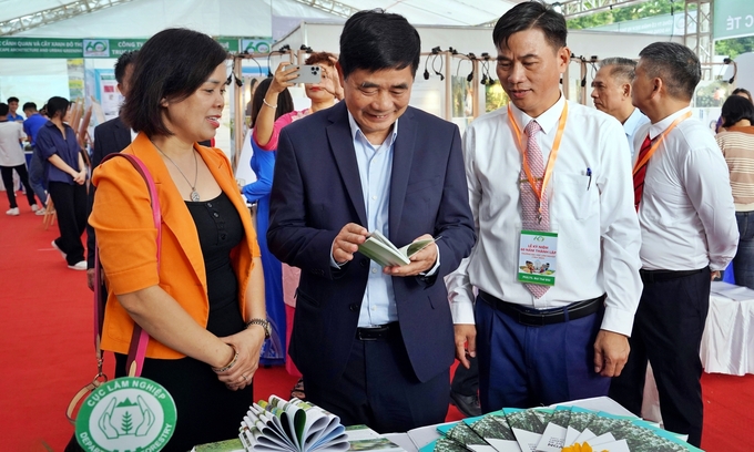 Former Minister Cao Duc Phat visits exhibition booths. Photo: Department of Forestry.