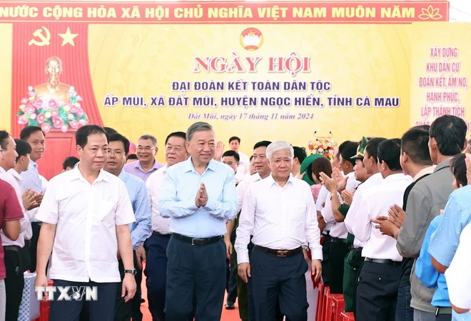 Tổng Bí thư Tô Lâm dự Ngày hội Đại đoàn kết toàn dân tộc tại ấp Mũi, xã Đất Mũi, huyện Ngọc Hiển, Cà Mau. Ảnh: TTXVN.