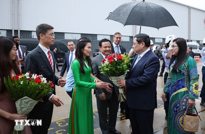 Cán bộ, nhân viên Đại sứ quán Việt Nam tại Brazil đón Thủ tướng Phạm Minh Chính và Phu nhân. Ảnh: TTXVN.