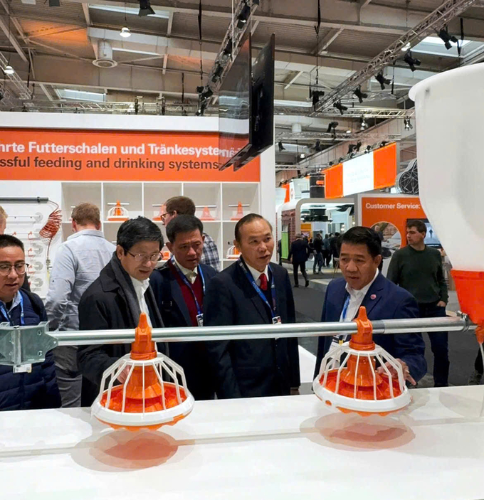 Deputy Minister of Agriculture and Rural Development Phung Duc Tien (middle) visits BigDutchman's technology at the Eurotier Exhibition, Germany.