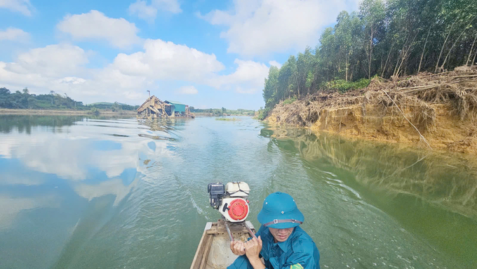 Sạt lở cũng đã xảy ra phía tả bờ sông Kiến Giang, nơi phương tiện khai thác cát, sạn đang neo đậu. Ảnh: T. P.