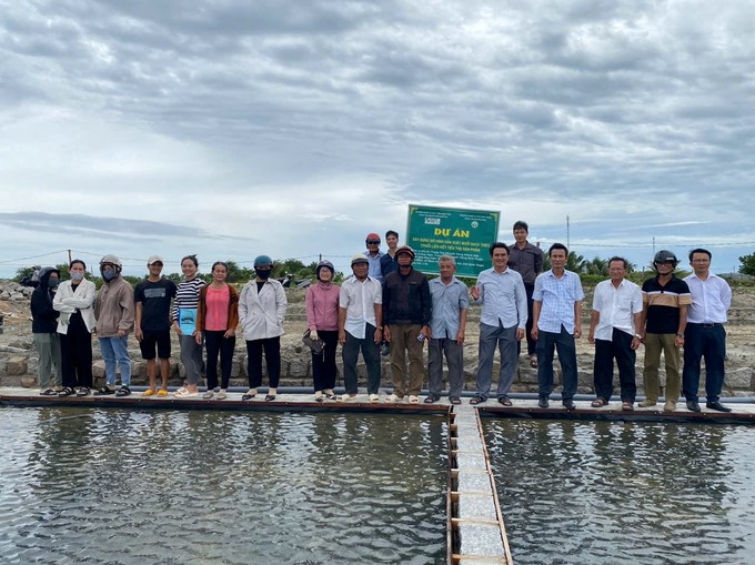 Salt farmers visit the model of salt production on HDPE tarpaulin in Nhon Hai commune, Ninh Hai district.