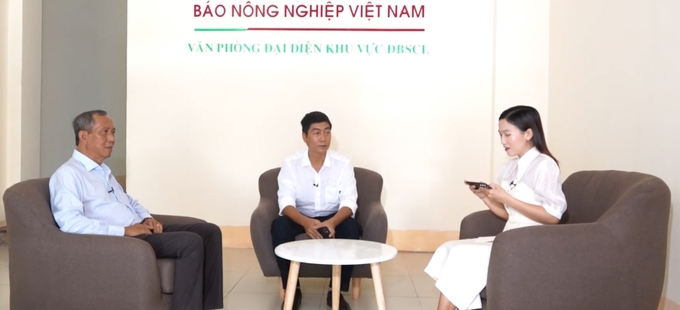 Assoc. Prof. Dr. Nguyen Phu Son (left) participated in Vietnam Agriculture Newspaper’s talk show with the topic 'Improving the lives of people in the buffer zone of Lang Sen Wetland Reserve.' Photo: VAN.