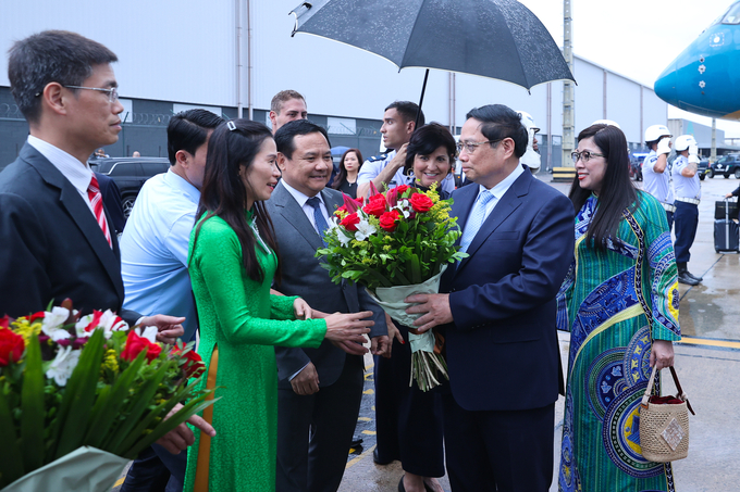 Đoàn Đại sứ quán Việt Nam tại Brazil đón Thủ tướng Phạm Minh Chính và phu nhân cùng đoàn đại biểu Việt Nam tại sân bay quân sự Galeao. Ảnh: VGP.