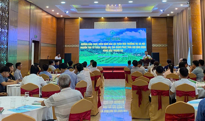 In October 2024, the Vietnam Forest Protection and Development Fund organized two training courses on 'Guidelines for ensuring environmental and social safety of revenue from ERPA' with the participation of representatives from six localities in the North Central region. Photo: Ngoc Diep.