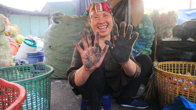 Despite the meager income, she feels fortunate to still be able to work and not depend on her children. Photo: Minh Toan. 