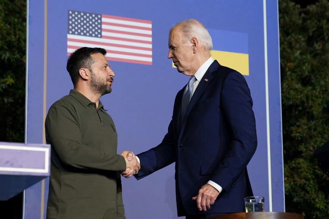 Tổng thống Mỹ Joe Biden và người đồng cấp Ukraine Volodymyr Zelensky gặp nhau tại Fasano, Italy, hồi tháng 6/2024. Ảnh: Reuters.