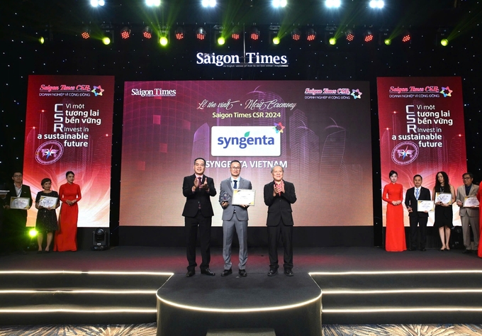 Syngenta Vietnam receciving the title at the Saigon Times CSR 2024 ceremony, hosted by Saigon Economic Magazine.