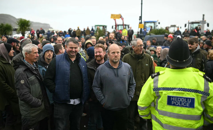 Farmers gathered in Llandudno on Saturday as Sir Keir Starmer defended the Budget.