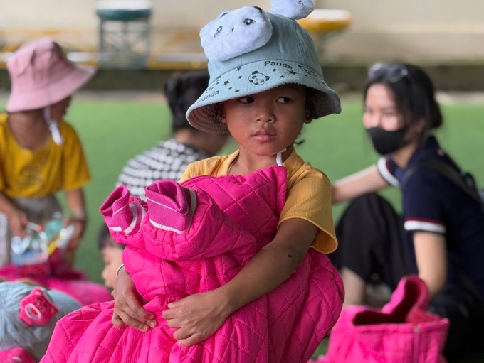 Em học sinh Trường Mầm non Hoa Hồng nhận áo ấm mới từ đoàn thiện nguyện. Ảnh: LT.