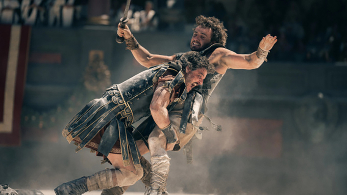 Paul Mescal (phải) và Pedro Pascal trong phim 'Gladiator II'. Ảnh: Paramount Pictures.