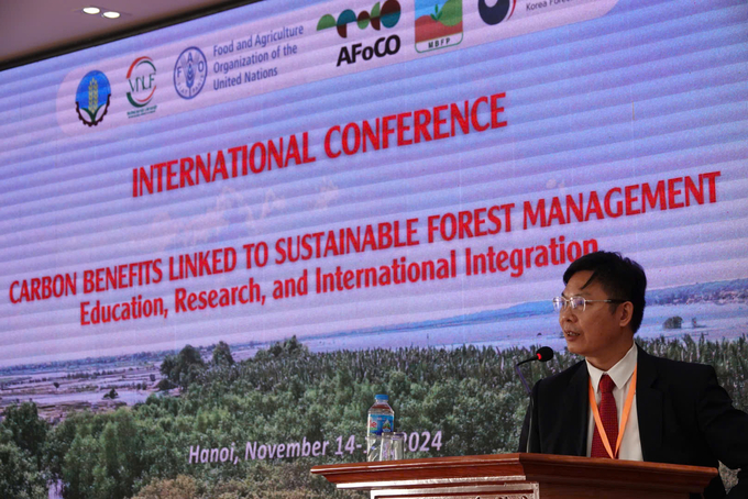 Prof. Dr. Pham Van Dien, Rector of Forestry University, speaking at the conference.