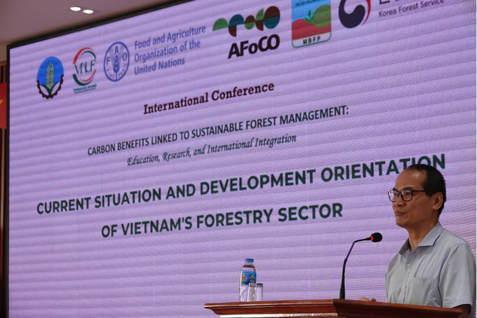 Mr. Pham Hong Luong, Deputy Director of the Forestry Department, shared about the forestry development orientation until 2030, with the goal of prioritizing sustainable forest protection and development, strengthening policies to support people and applying science and technology.