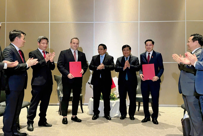 Mr. Nguyen Huu Tu, Deputy General Director in charge of Vietnam Chemical Group (holding the memorandum on the right) and Mr. Roger Zen, Chairman of Oceanside One Trading LLC Group reached an agreement to sign the MOU under the witness of Vietnamese Prime Minister Pham Minh Chinh.