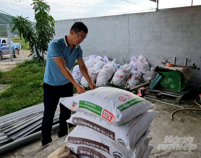 Lime powder is imported so the farm can treat the barn environment effectively. Photo: Quoc Toan.