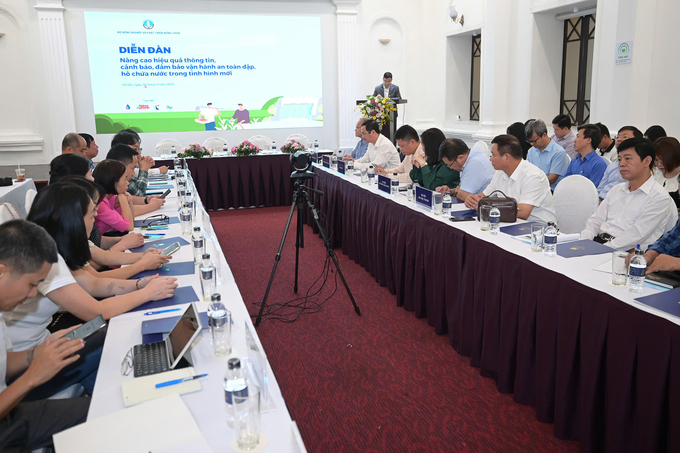 On the morning of November 19, the forum 'Enhancing the effectiveness of information, early warning systems and ensuring the safe operation of dams and water reservoirs in the new context' was held in Hanoi. Photo: Tung Dinh.