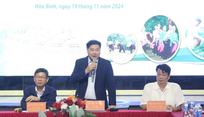 According to Mr. Le Quoc Thanh (standing), the current question in the development of agricultural tourism is: 'Will tourism professionals learn how to do agriculture, or will agricultural professionals learn how to do tourism?'. Photo: Trung Quan.