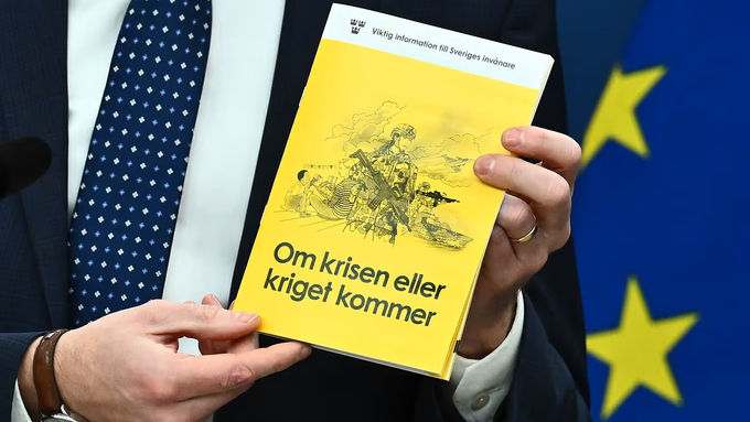 Cuốn cẩm nang có tiêu đề 'Trong trường hợp khủng hoảng hoặc chiến tranh xảy ra' được Thụy Điển phát hành trong tuần này. Ảnh: SVT.