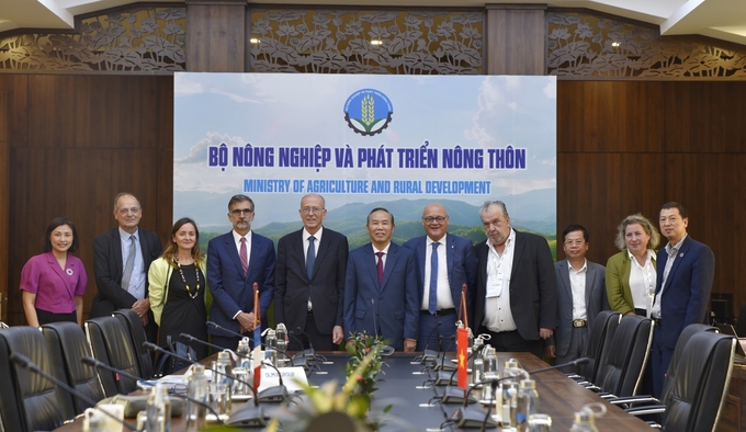 Deputy Minister of Agriculture and Rural Development Phung Duc Tien hosted the working session with MEDEF, led by Vice President Francois Corbin. Photo: Kieu Chi.