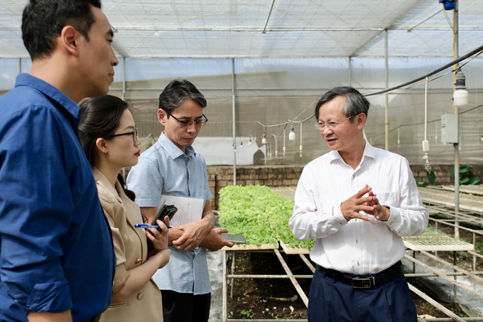 PGS.TS Nguyễn Quốc Hùng - Viện trưởng Viện Nghiên cứu Rau quả (ngoài cùng bên phải) trao đổi với các đại diện từ Bộ Nông nghiệp - Thực phẩm và Nông thôn Hàn Quốc về các giải pháp kỹ thuật mà Viện cung cấp cho nông dân ươm giống. Ảnh: Quỳnh Chi.