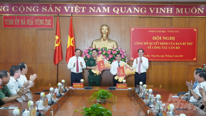 Lãnh đạo tỉnh Bà Rịa - Vũng Tàu trao quyết định của Ban Bí thư cho Đại tá Đặng Cao Đạt và ông Lại Văn Loan. Ảnh: Quang Tiến.