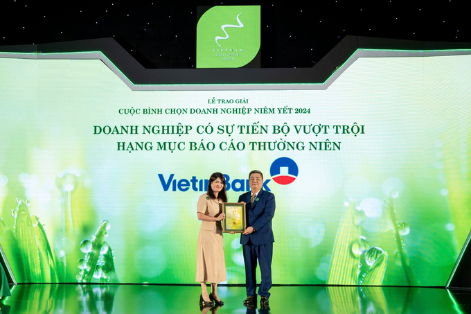 Bà Phạm Thị Thanh Hoài - Thành viên HĐQT VietinBank nhận 2 giải thưởng 'Top 10 Báo cáo thường niên tốt nhất nhóm ngành Tài chính' và 'Tiến bộ vượt trội dành cho Báo cáo thường niên' .