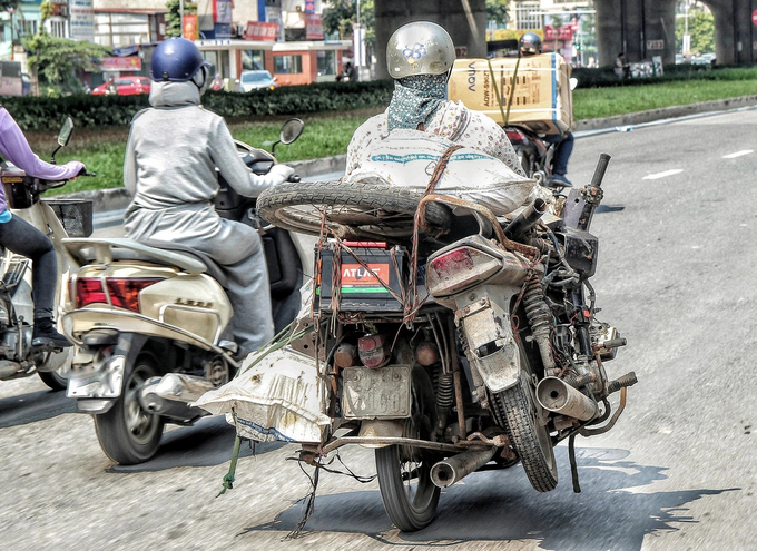 TP Hà Nội từng thí điểm thu hồi xe cũ nát và hỗ trợ 4 triệu đồng/xe để giảm thiểu phát thải gây ô nhiễm không khí. Ảnh: Nam Trần. 