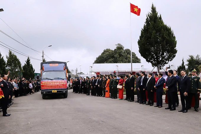 Các đại biểu chứng kiến chuyến xe hàng đầu tiên đi qua cửa khẩu Lóng Sập - Pa Háng. Ảnh: Quốc Tuấn