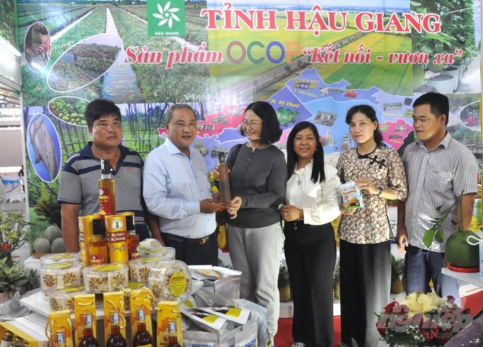 Sản phẩm OCOP của tỉnh Hậu Giang được trưng bày, giới thiệu tại Diễn đàn kết nối sản phẩm OCOP vùng ĐBSCL năm 2024. Ảnh: Trung Chánh.