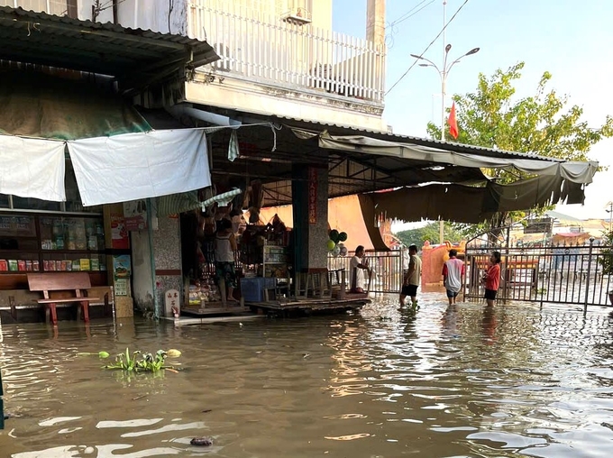 Triều cường dâng cao, đã gây ra ngập úng cục bộ một số khu vực cửa sông trên địa bàn tỉnh Kiên Giang, ảnh hưởng đến đời sống, sinh hoạt và sản xuất của người dân. Ảnh: Trung Chánh.