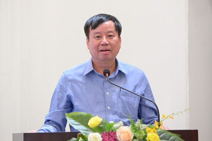 Mr. Do Van Thanh, Rector of the Institute of Water Resources Planning speaking at the Forum on 'Improving the effectiveness of information and warning, ensuring safe operation of irrigation dams and reservoirs in the new situation'. Photo: Tung Dinh.