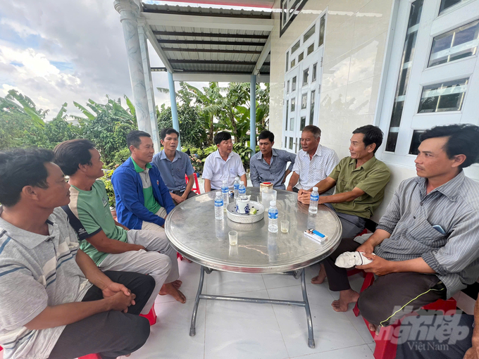 Ông Hồ Thanh Tuấn, Trưởng phòng NN-PTNT huyện Đông Hải (giữa) chia sẻ khó khăn với diêm dân tại xã Long Điền Đông. Ảnh: Trọng Linh.