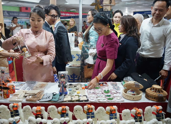 The booth showcasing Mongolian products attracted significant attention at the exhibition. Photo: Linh Linh.