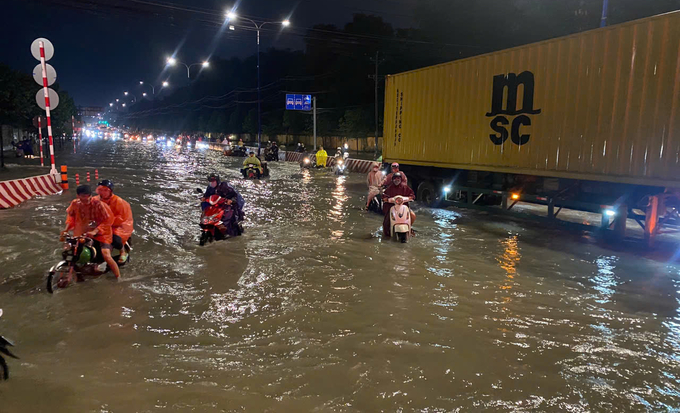 Nhiều tuyến phố ở Bình Dương biến thành sông mỗi khi triều cường và mưa lớn. Ảnh: Trần Trung.