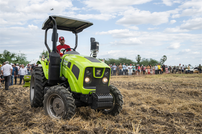 People watch a Chinese-made tractor in action in Apodi in the state of Rio Grande do Norte, Brazil, in February. As part of the agricultural mechanization cooperation between the two countries, a total of 31 sets of equipment have been delivered to the Brazilian side. Photo: Xinhua.