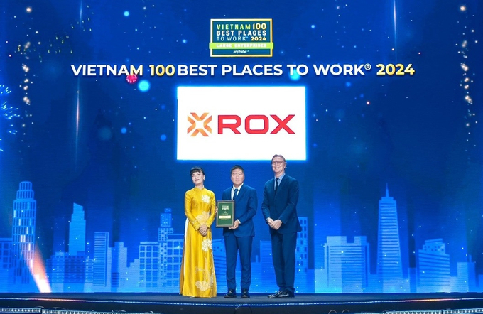 Đại diện ROX Group nhận chứng nhận Top 100 nơi làm việc tốt nhất Việt Nam. Ảnh: ROX Group.