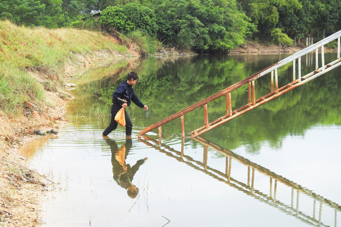 Do đầu tư đã lâu nên các hạng mục công trình đều rệu rã, công tác vận hành tưới của cán bộ thủy nông gặp nhiều khó khăn. Ảnh: Thanh Nga.