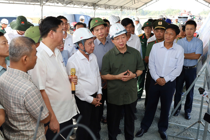 Phó Thủ tướng Trần Hồng Hà kiểm tra tiến độ thi công các công trình cao tốc đoạn qua địa bàn tỉnh Hậu Giang. Ảnh: Kim Anh.