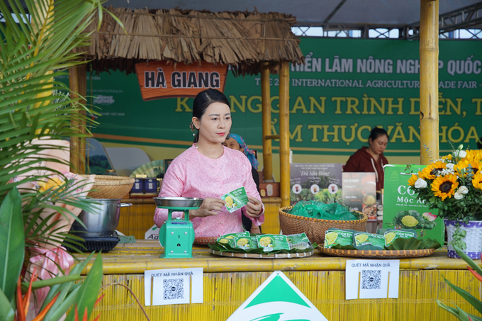 In addition to displaying agricultural goods, the fair includes booths that present Vietnamese food to attendees and multinational enterprises. Photo: Linh Linh.