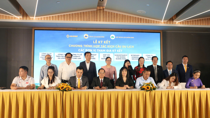 Representatives of tourism service enterprises sign a cooperation agreement to stimulate tourism in Quang Ninh.