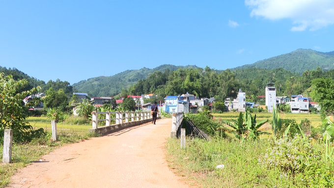 Đường giao thông nông thôn ở xã Phương Viên (huyện Chợ Đồn) được đầu tư đồng bộ. Ảnh: Sơn Lâm.