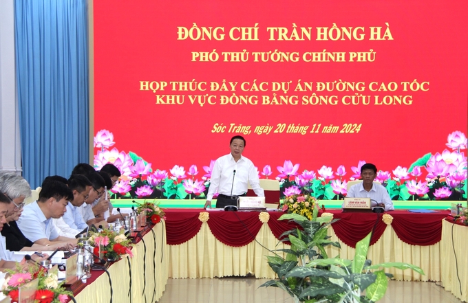 Phó Thủ tướng Trần Hồng Hà làm việc với các bộ ngành, nhà thầu, đơn vị thi công và địa phương liên quan đến các dự án giao thông trọng điểm khu vực ĐBSCL. Ảnh: Kim Anh.