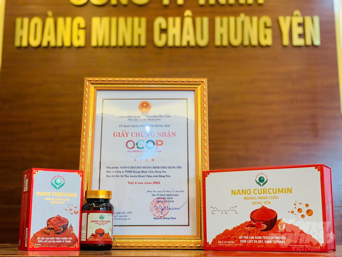 Chứng nhận OCOP 4 sao cho các sản phẩm bột nghệ sản  xuất từ Công ty TNHH Hoàng Minh Châu. Ảnh: Hải Tiến.