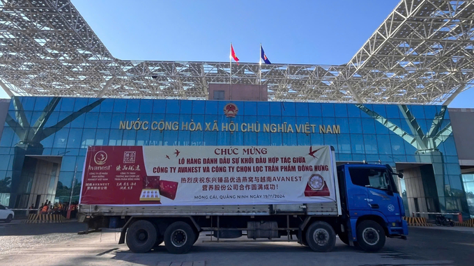 On the morning of November 20, a shipment of bird's nests from Vietnam was exported to China for the first time through the Bac Luan II border gate (Mong Cai City). Photo: Nguyen Thanh.