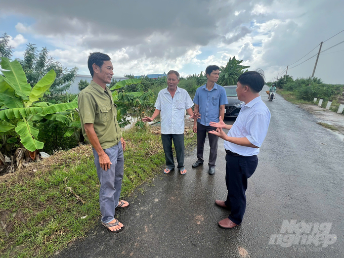 Ông Hồ Minh Chiến (đầu tiên bên trái qua), Chủ tịch HĐQT HTX Dịch vụ sản xuất muối công nghệ cao Đông Hải trao đổi về hạ tầng nghề muối với lãnh đạo Phòng NN-PTNT huyện Đông Hải. Ảnh: Trọng Linh.